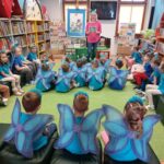 Dzieci słuchają o motylkach