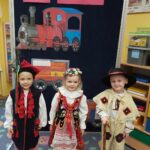 Dzieci ubrane w strój krakowski i góralski