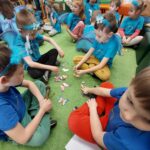 Dzieci układają motylki z części