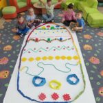 Dzieci-ulozyly-z-klockow-duza-pisanke