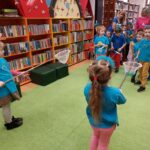 Dzieci ustawione do konkurencji zrecznościowej