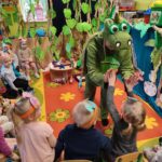 Dzieci witają się z dinozaurem