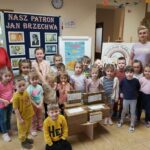 Dzieci wraz z paniami z przygotowanymi paczkami do wysłania.