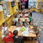 Dzieci wykonują prace plastyczną