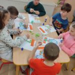 Dzieci wykonują pracę plastyczną