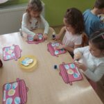 Dzieci wykonują pracę plastyczną