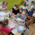 Dzieci wykonują pracę plastyczną
