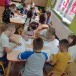 Dzieci wykonują zadanie