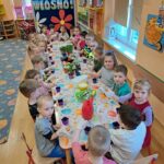 Dzieci z Oddziału Biedronek podczas sadzenia kwiatów i siania rzeżuchy do wiosennego kącika przyrodniczego