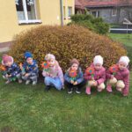 Dzieci-z-oddzialu-Biedronek-i-Pszczolek-przy-kwitnacym-krzewie