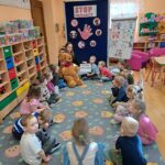 Dzieci z oddziału Biedronek podczas zajęć edukacyjnych pt. Stop Przemocy
