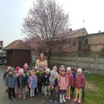 Dzieci-z-oddzialu-Biedronek-przy-kwitnacym-drzewie