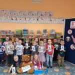 Dzieci z oddziału Biedronek z ulotkami nt. STOP PRZEMOCY