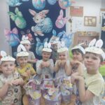 dziec z prezentami od zajączka