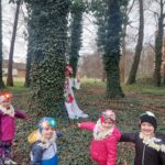 Dzieci-z-oddzialu-Krasnoludki-szukaja-Pani-Wiosny-w-parku
