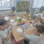 dziec z prezentami od zajączka