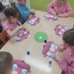 Dzieci wykonują pracę plastyczną