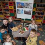 Dzieci z przysmakami Włoskimi