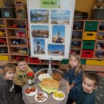 Dzieci z przysmakami polskimi