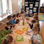 Dzieci z zaangażowaniem tworzą wiosenne maiki