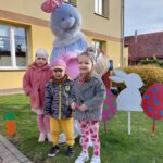 dziec z prezentami od zajączka