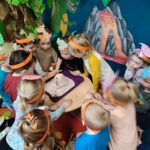 Dzieci zafascynowane aktywacja wulkanu