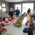 Dzieci zapoznają się z pracą florystki