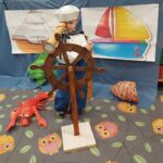 Dziecko przebrane w strój marynarza