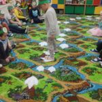 Dziewczynka chodzi po śladach