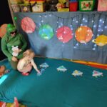 Dziewczynka dopasowuje odpowiednie do siebie kształty