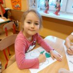 Dziewczynka koloruje obrazek