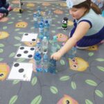 Dziewczynka liczy butelki