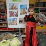 Dziewczynka przebrana w strój hiszpanki