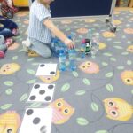 Dziewczynka liczy butelki