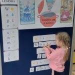 Dziewczynka przyczepia