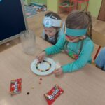 Dziewczynka układa cukierki