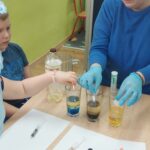 Dziewczynka wrzuca pastylki