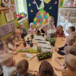 Dziewczynka wsypuje ziemię do doniczki