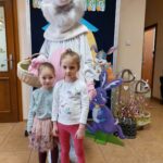 dziec z prezentami od zajączka