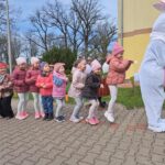 dziec z prezentami od zajączka