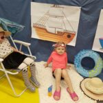 Dziewczynki opalaja się nad Morzem Bałtyckim