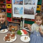 Dziewczynki próbują tiramisu