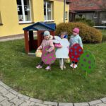 dziec z prezentami od zajączka