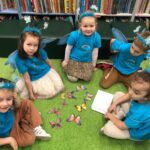 Dziewczynki ułożyły sylwety motyli z części