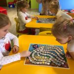 Dziewczynki dmuchają