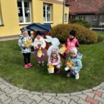 dziec z prezentami od zajączka