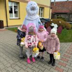 dziec z prezentami od zajączka