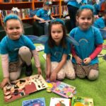 Dziewczynki z książeczkami