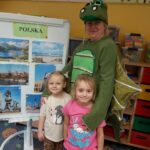 Dziewczynki z panią przebraną za smoka Wawelskiego