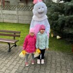 dziec z prezentami od zajączka